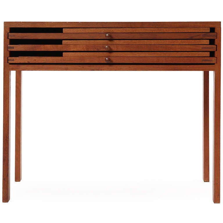 Un bel ensemble de trois tables pliantes en teck, magnifiquement échelonnées et détaillées, qui s'emboîtent élégamment dans une table d'appoint pour le rangement.