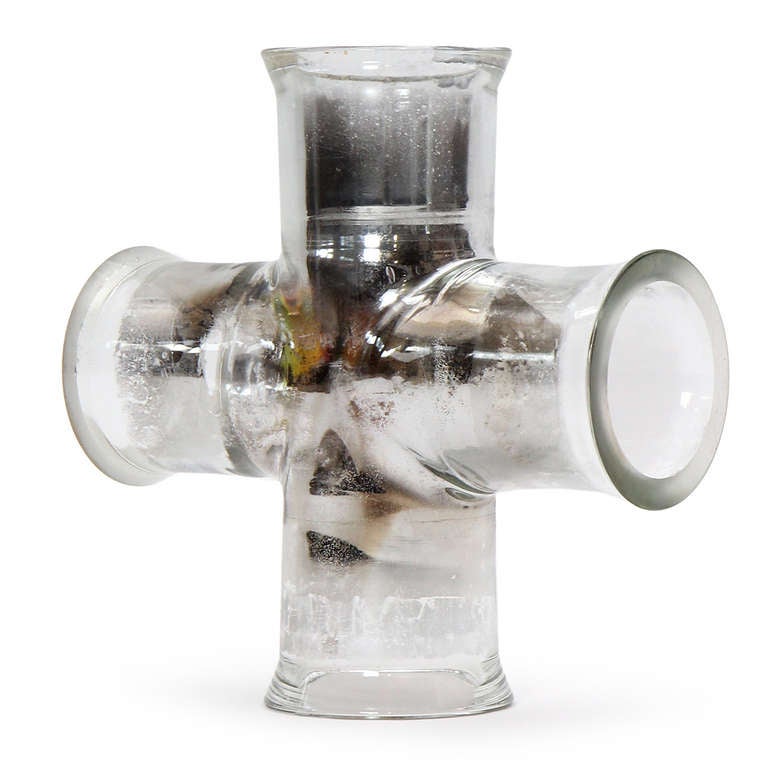 A sculptural junction tube fashioned of laboratory-grade Pyrex glass.