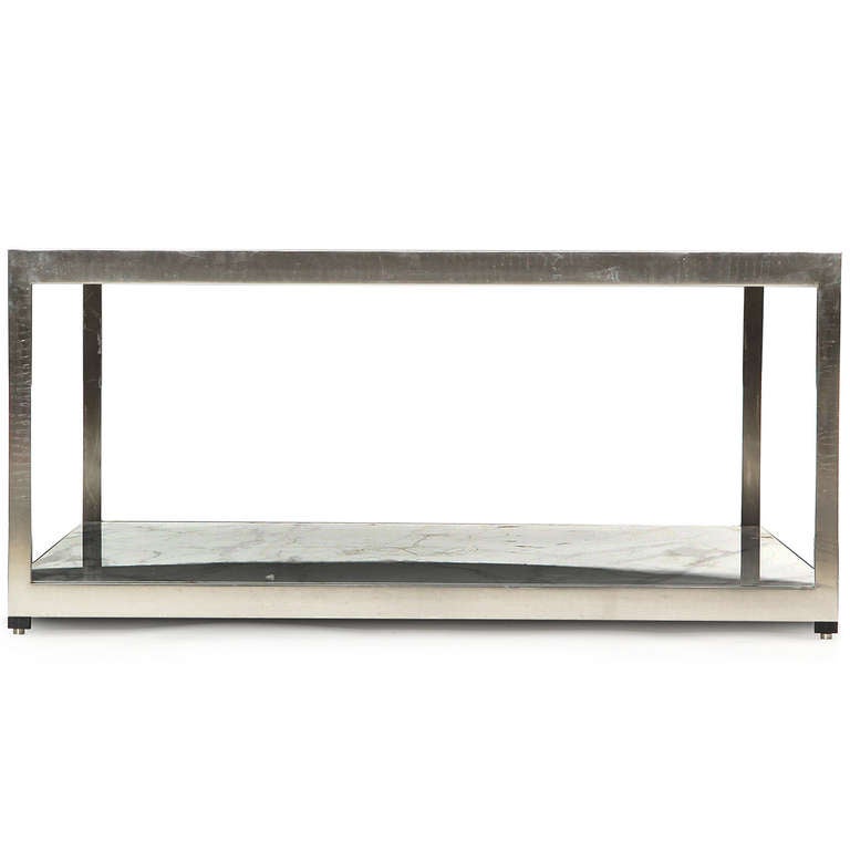 Ein raffinierter und eleganter, geradliniger Couchtisch oder Beistelltisch mit einem Gestell aus Edelstahl, das zwei Platten aus Carrara-Marmor trägt.