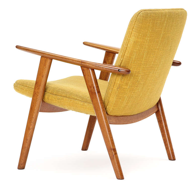 The JH 517 Oak Reading Chair by Hans J. Wegner for Johannes Hansen, 1951 In Good Condition For Sale In Sagaponack, NY