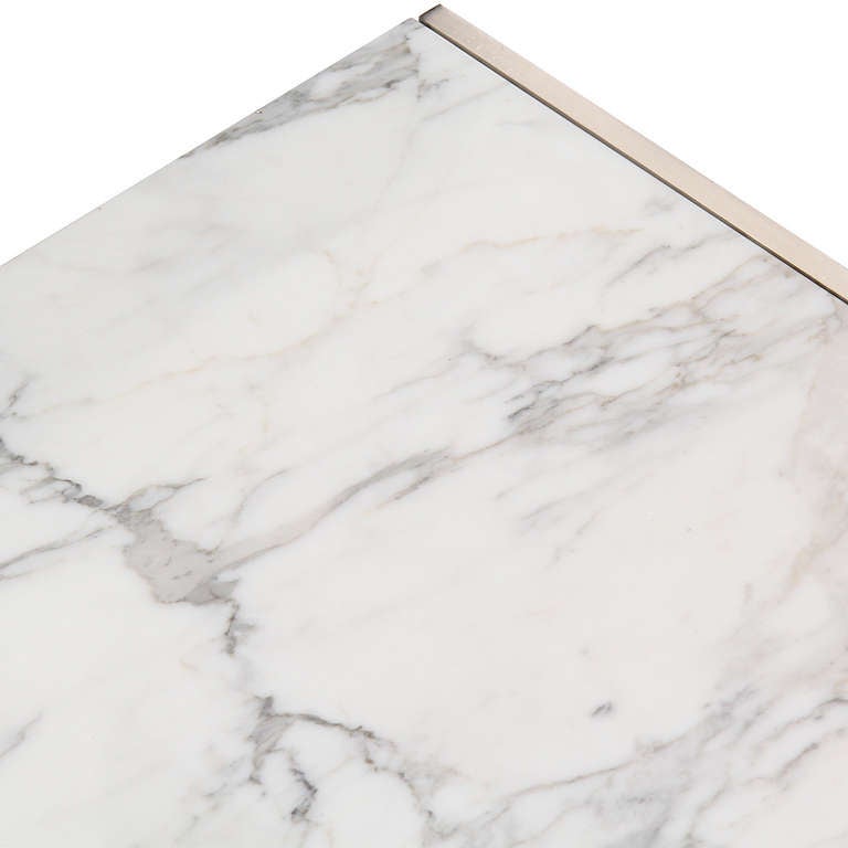 Zweistöckiger Tisch aus Carrara-Marmor von Ward Bennett für Brickel Associates, 1960er Jahre (Stahl) im Angebot