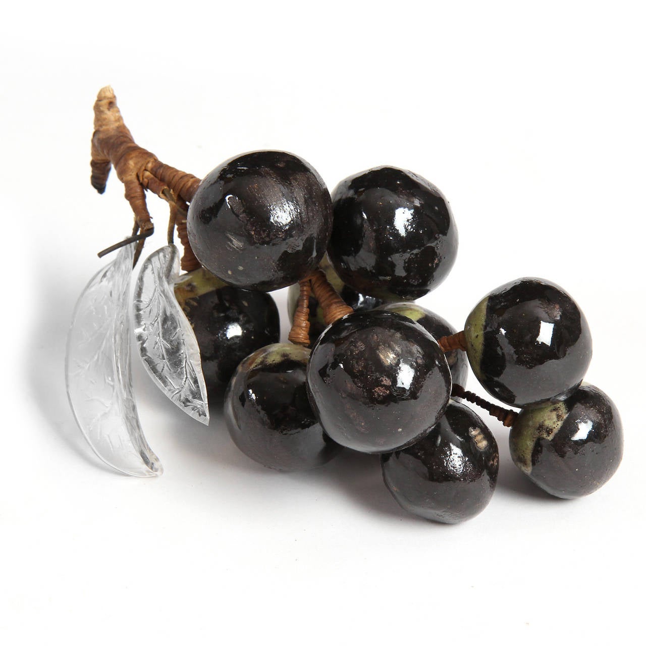 Un superbo gruppo naturalistico artigianale di frutta e verdura in ceramica dipinta, vetro e metallo avvolto in rattan. Creato da Marianna von Allesch, intorno agli anni '50.
