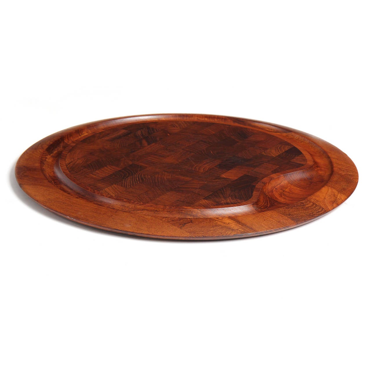 An uncommon, well-scaled and finely crafted circular mutenye serving board having an end grain cutting surface and a sculptural recessed well.