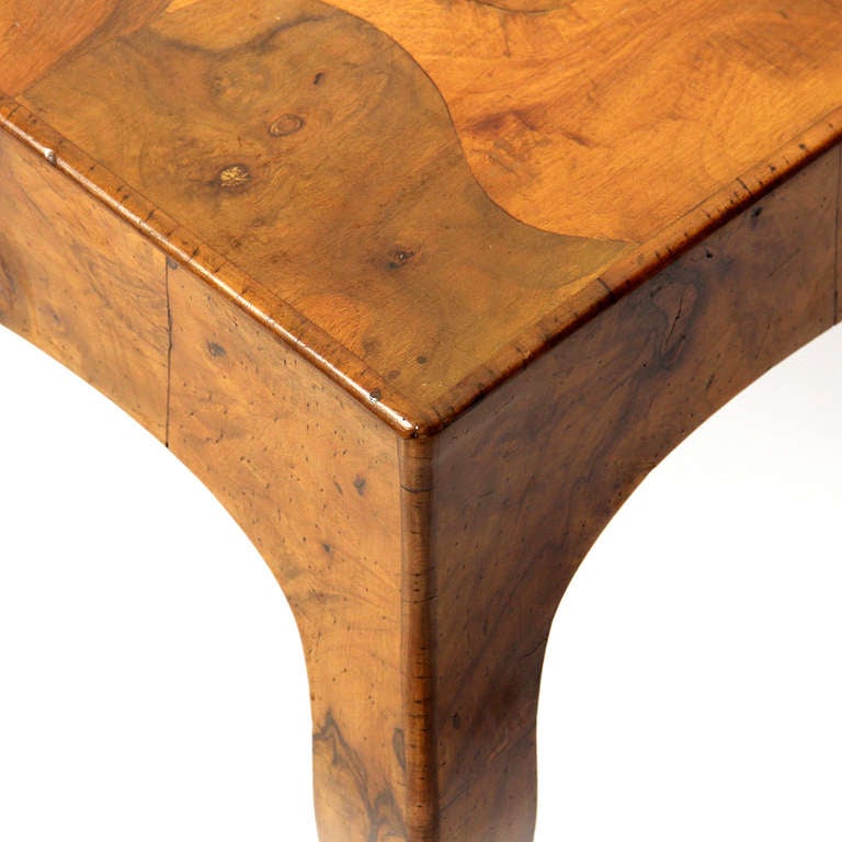 Mid-Century Modern Table d'extrémité en loupe avec tiroir en vente