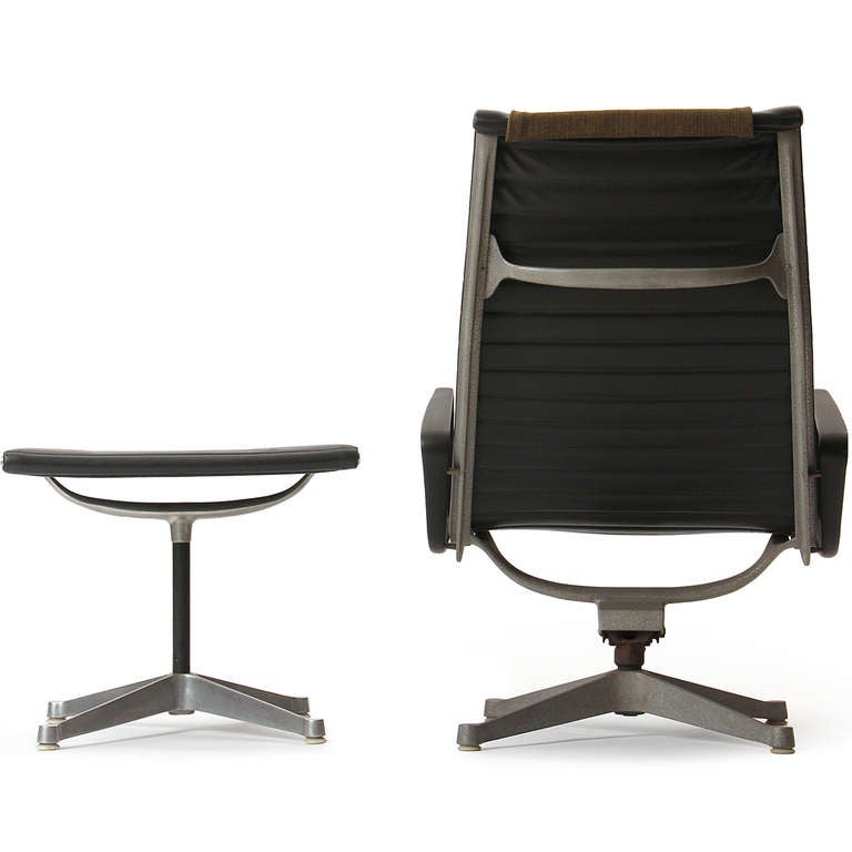 Mid-Century Modern Aluminum Group Lounge Chair & Ottoman by Charles & Ray Eames for Herman Miller For Sale