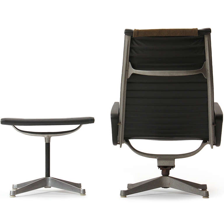 Mid-Century Modern Fauteuil de salon et repose-pieds de groupe en aluminium par Charles et Ray Eames en vente