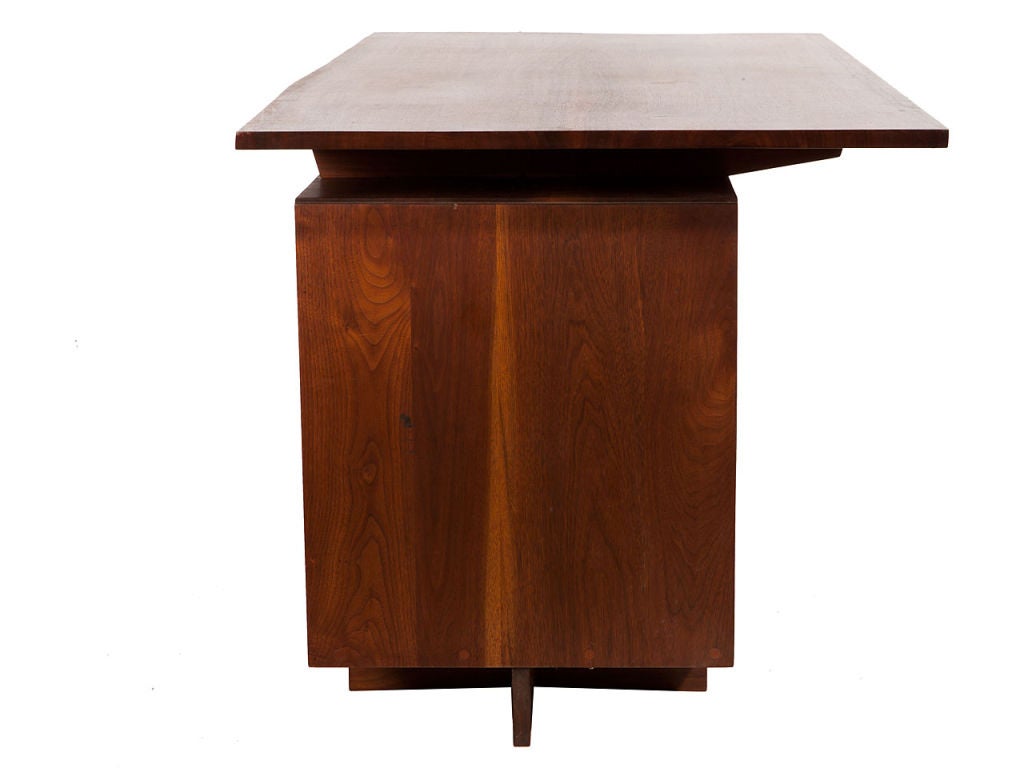 Double Pedestal Desk by George Nakashima In Excellent Condition In Sagaponack, NY