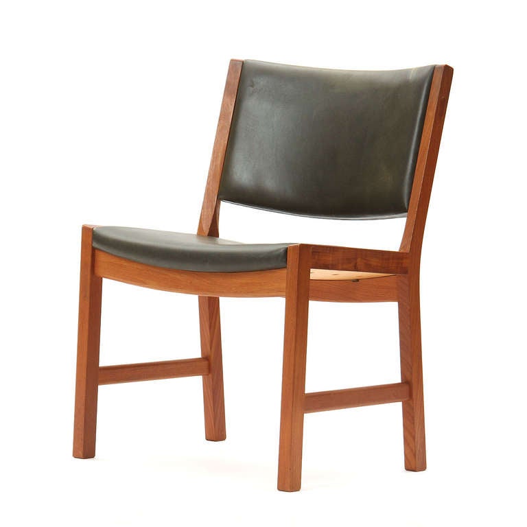Seltener Satz von vier Stühlen aus massivem Teakholz, Original-Lederpolsterung von Hans J. Wegner (Skandinavische Moderne) im Angebot