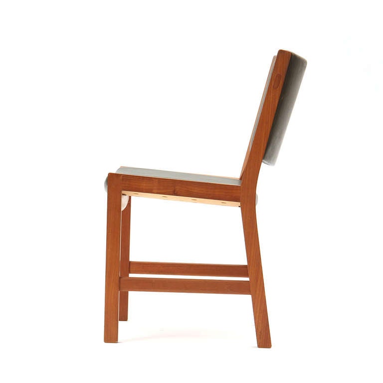 Seltener Satz von vier Stühlen aus massivem Teakholz, Original-Lederpolsterung von Hans J. Wegner (Dänisch) im Angebot