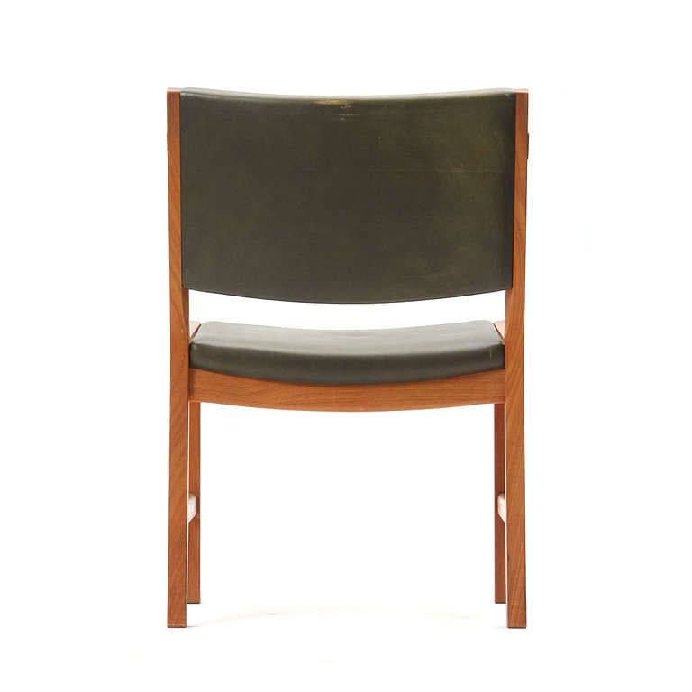 Seltener Satz von vier Stühlen aus massivem Teakholz, Original-Lederpolsterung von Hans J. Wegner (Mitte des 20. Jahrhunderts) im Angebot