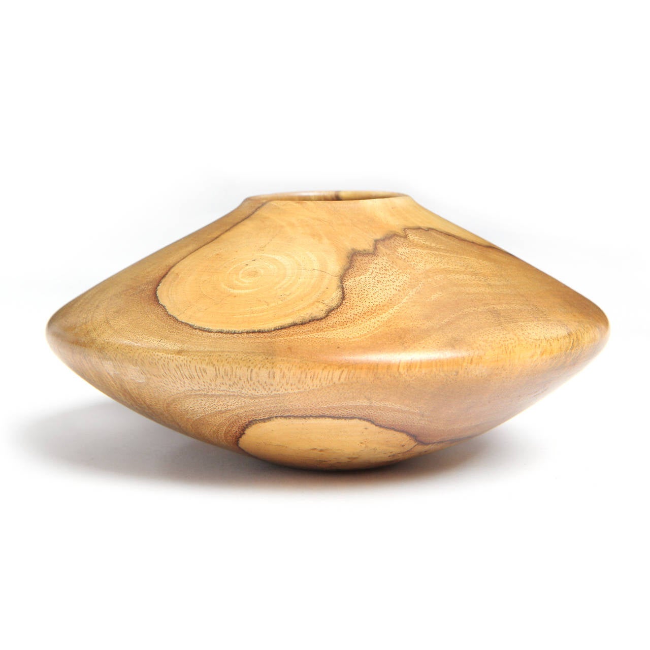 Un vaso a parete sottile, espressivo e magistralmente tornito, realizzato in noce claro dalle venature vivaci.