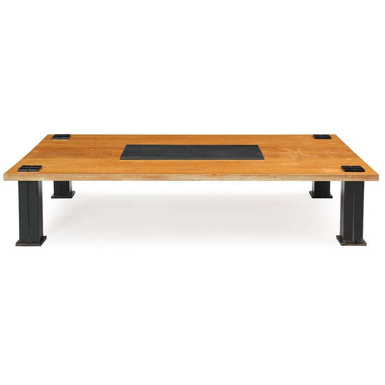 Une table basse intéressante et bien rendue montrant une influence sécessionniste, ayant une forme rectiligne avec des pieds à tenons traversants de forme carrée, et un dessus en bois clair avec une marqueterie rectangulaire expressive en ardoise.