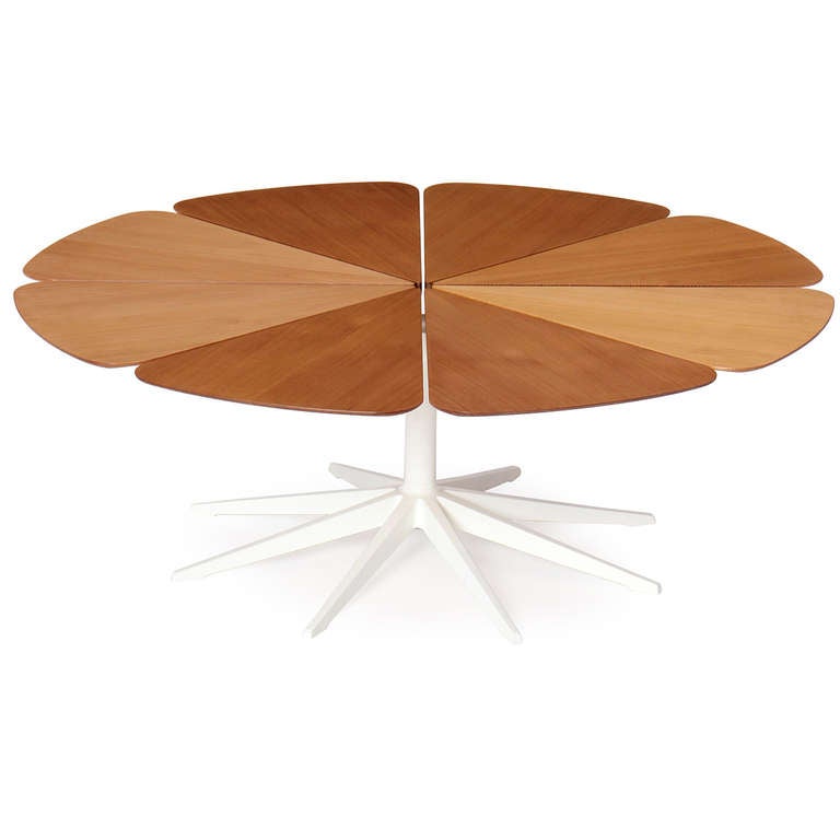 A 'Petal' low table / coffee table designed by Richard Schultz with a flower-like pine top on a white enameled eight-point cast iron pedestal base. Made in the USA, circa 1960s.