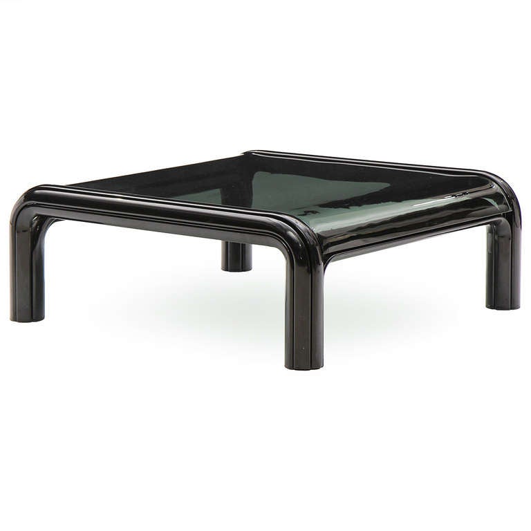 Ein ausgezeichnetes Paar niedriger Tische mit gebogenen grauen Glasplatten und emaillierten Stahlrahmen von Gae Aulenti.