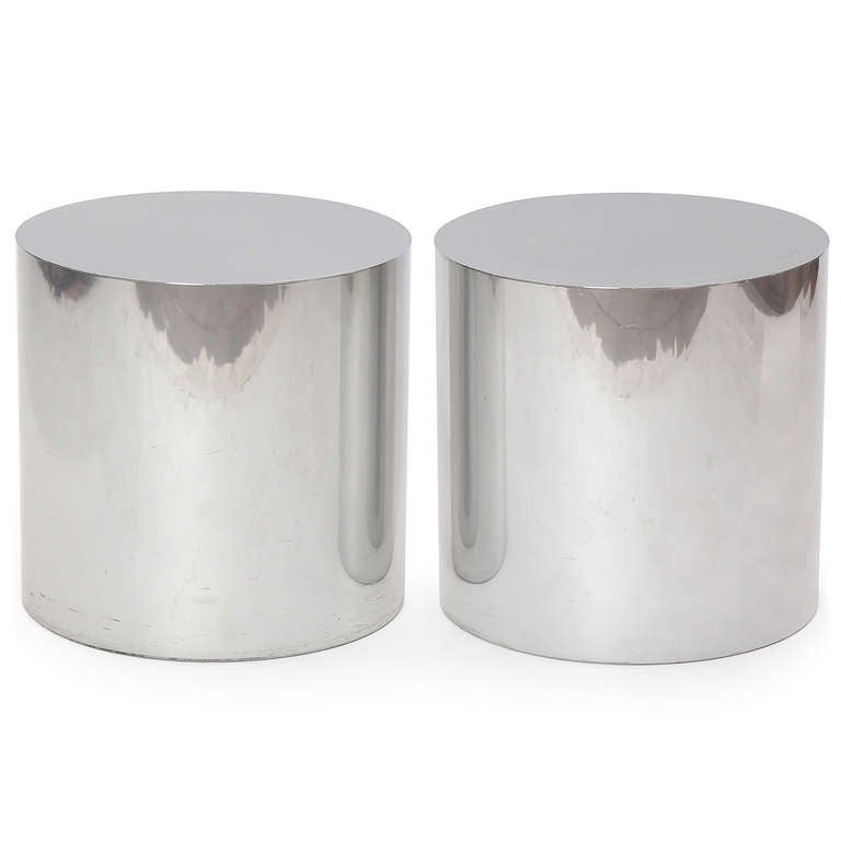 An excellent stainless steel table of cylindrical shape and given a high mirror polish.