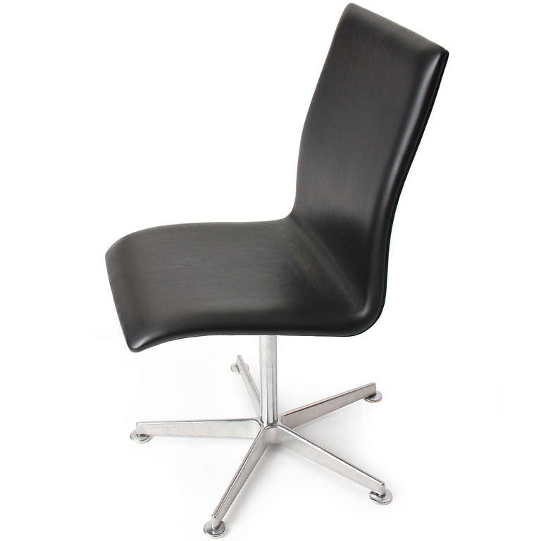 Contemporary Black Leather 'Oxford' Chair by Arne Jacobsen for Fritz Hansen For Sale