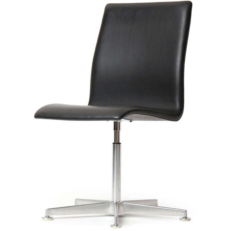 Scandinavian Modern Black Leather 'Oxford' Chair by Arne Jacobsen for Fritz Hansen For Sale