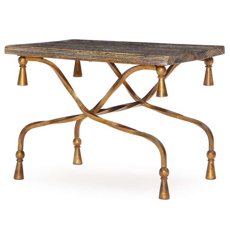 Exquise table d'appoint italienne moderne du milieu du siècle en fer forgé, dotée d'une base dorée en forme de cordes terminées par des glands. Fabriqué en Italie, vers les années 1950.