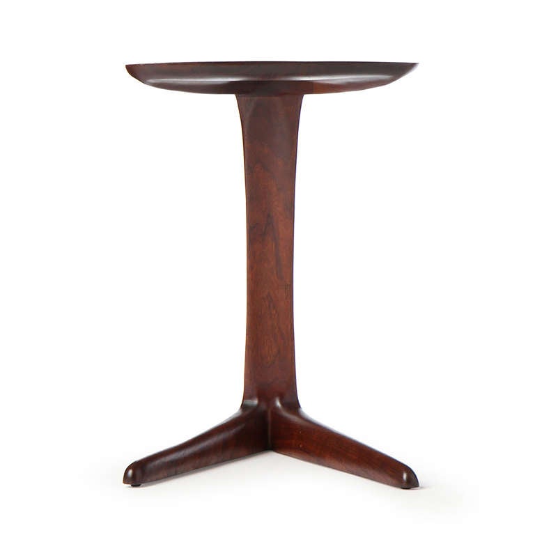 An excellent cantilevered end table with a V-shaped base and shield top executed in solid walnut.