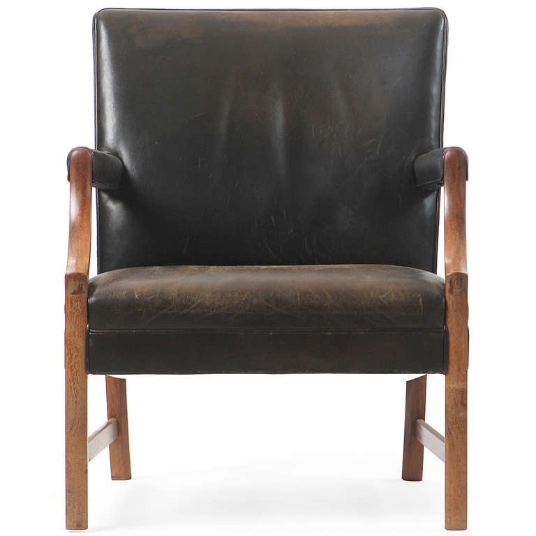 Fauteuil moderne d'influence Chippendale, fabriqué en acajou et recouvert de cuir noir d'origine et de soudures en cuir.