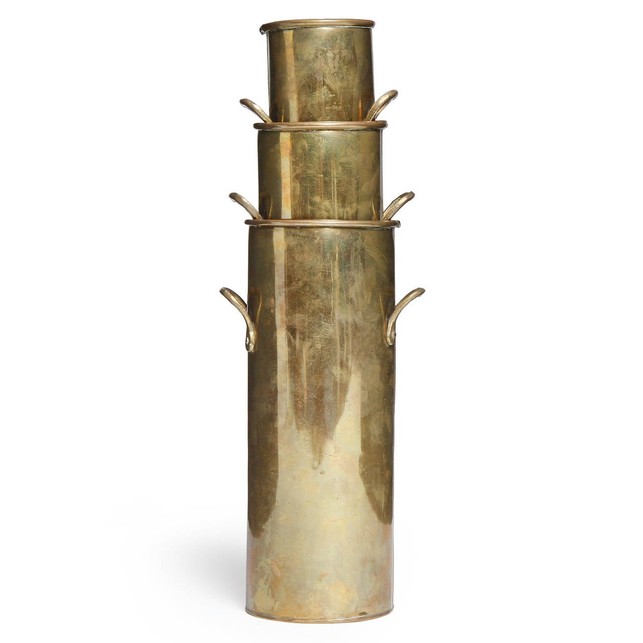 Un ensemble élégant et finement travaillé de trois vases gigognes cylindriques en laiton patiné avec des poignées appliquées et des bords supérieurs roulés.