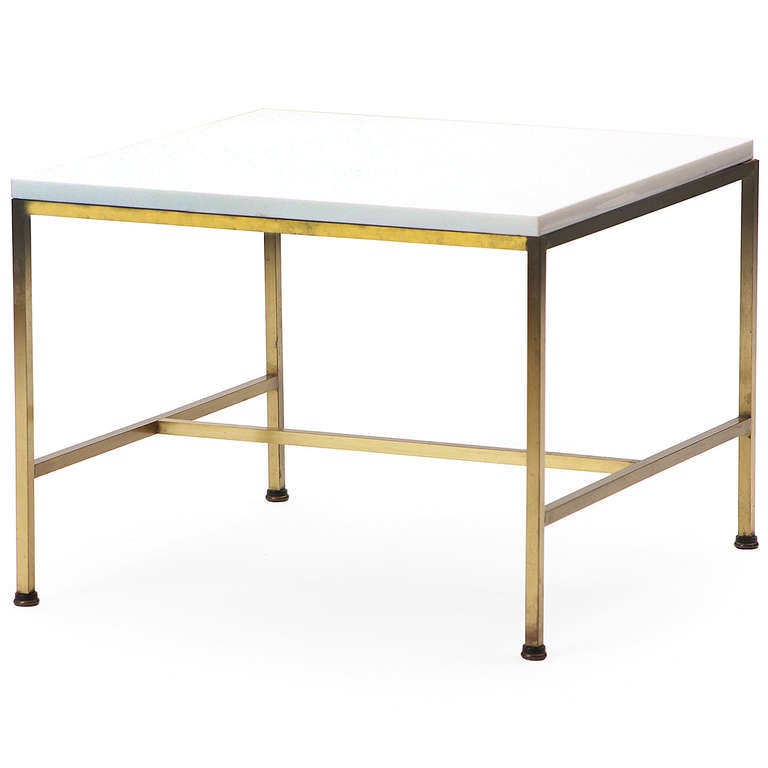 A pair of elegant and minimalist end tables having a rectilinear architectural base in squared brass and a rectangular top of white glass.

Matching coffee table available in listing LU8903878145