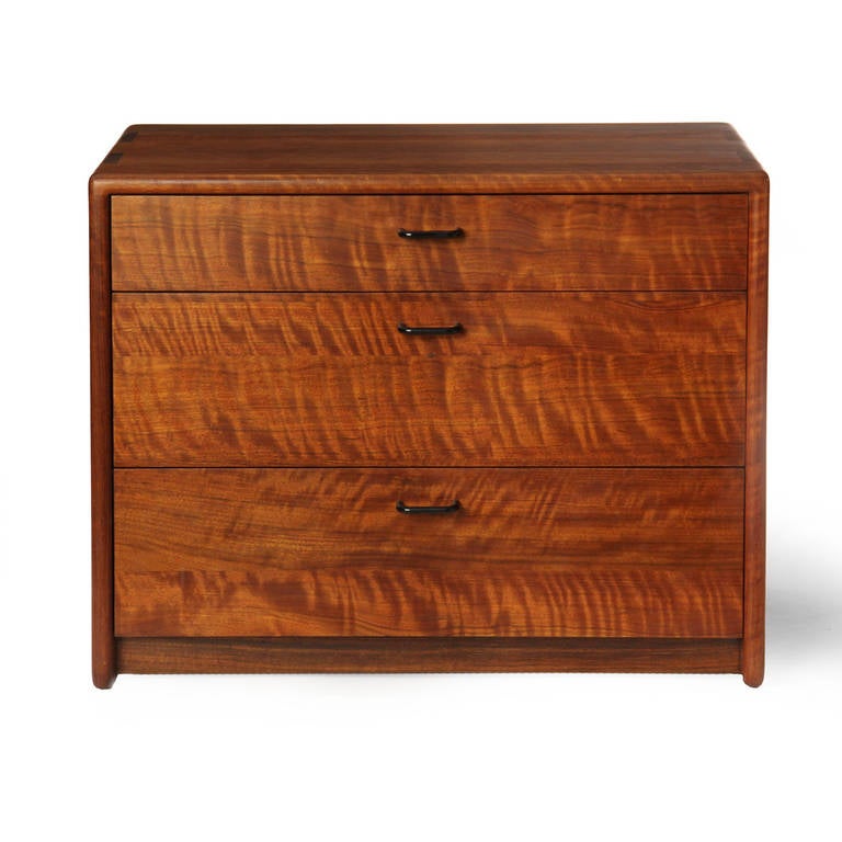 An excellent and stunning chest of three drawers with solid panel sides and top with highly figured drawer fronts with a simple drawer pulls.
