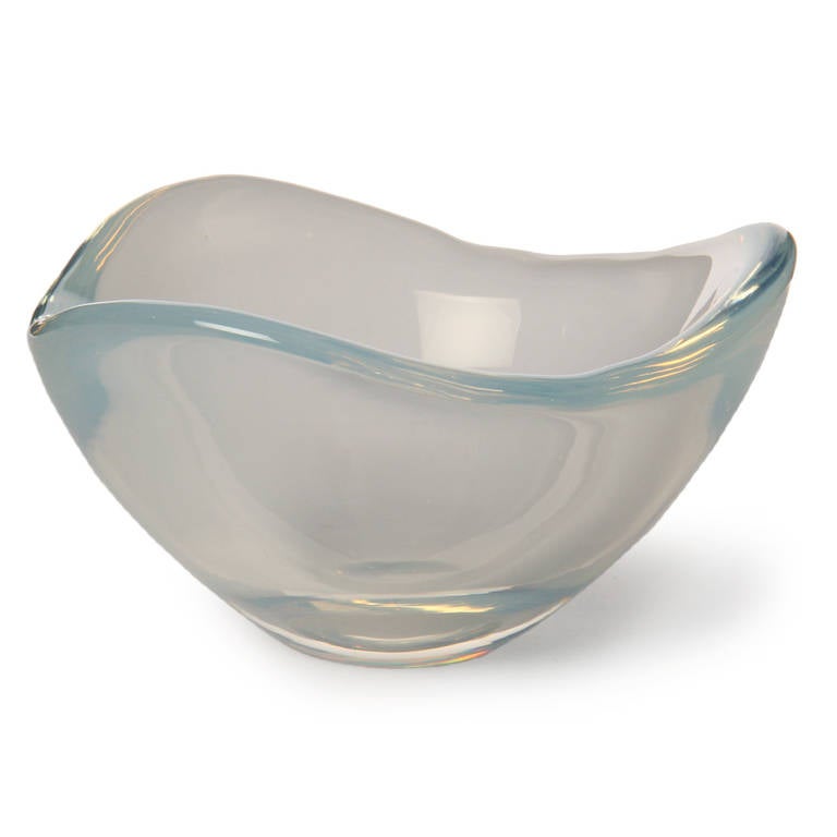 A beautiful “Selena” bowl devoid of any harshness, created with soft smooth edges over the entire form in a translucent opaline glass.