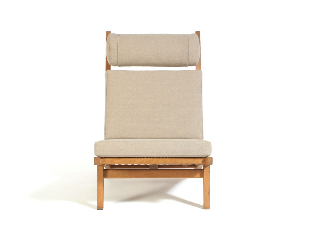 A rare oak frame armchair with an adjustable backrest and linen seat and back cushions. Design by Hans Wegner, made by AP Stolen.
Also available with arms.