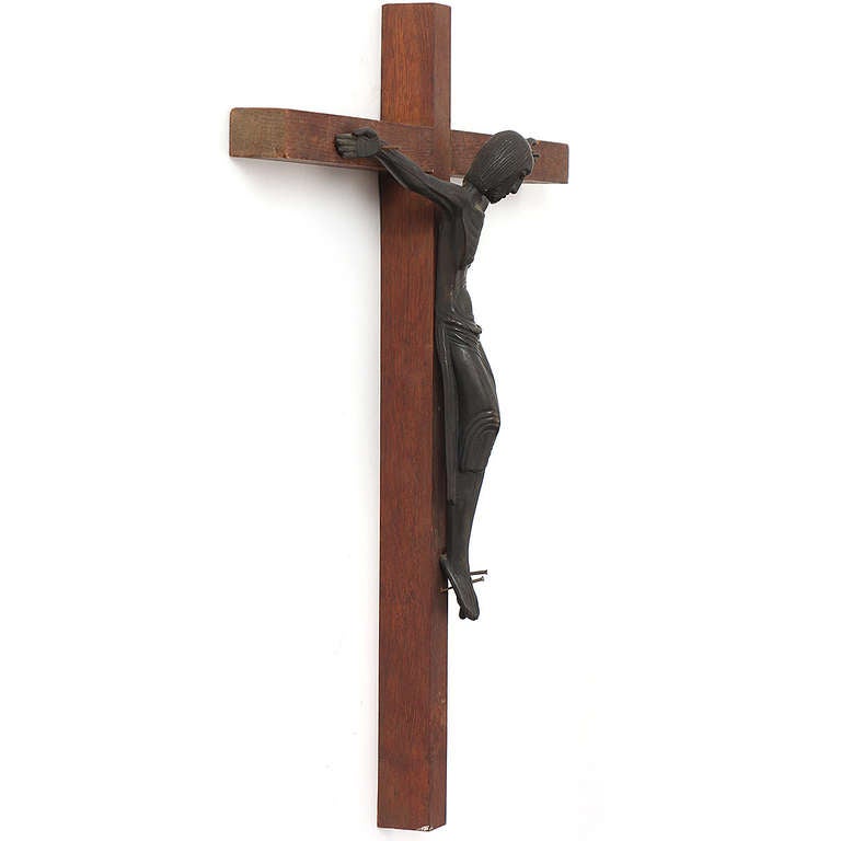 Un beau crucifix en noyer et en bronze, la figure du Christ magnifiquement sculptée (et signée) par Jean Lambert-Rucki et présentant une patine chaude et uniforme.