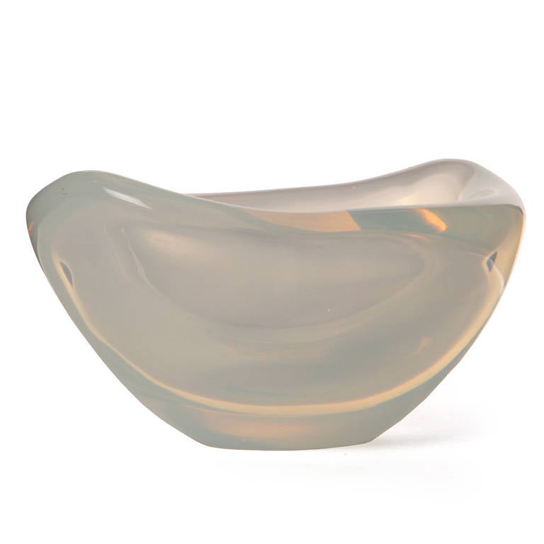 A beautiful of “Selena” bowl devoid of any harshness, created with soft smooth edges over the entire form in a translucent opaline glass.