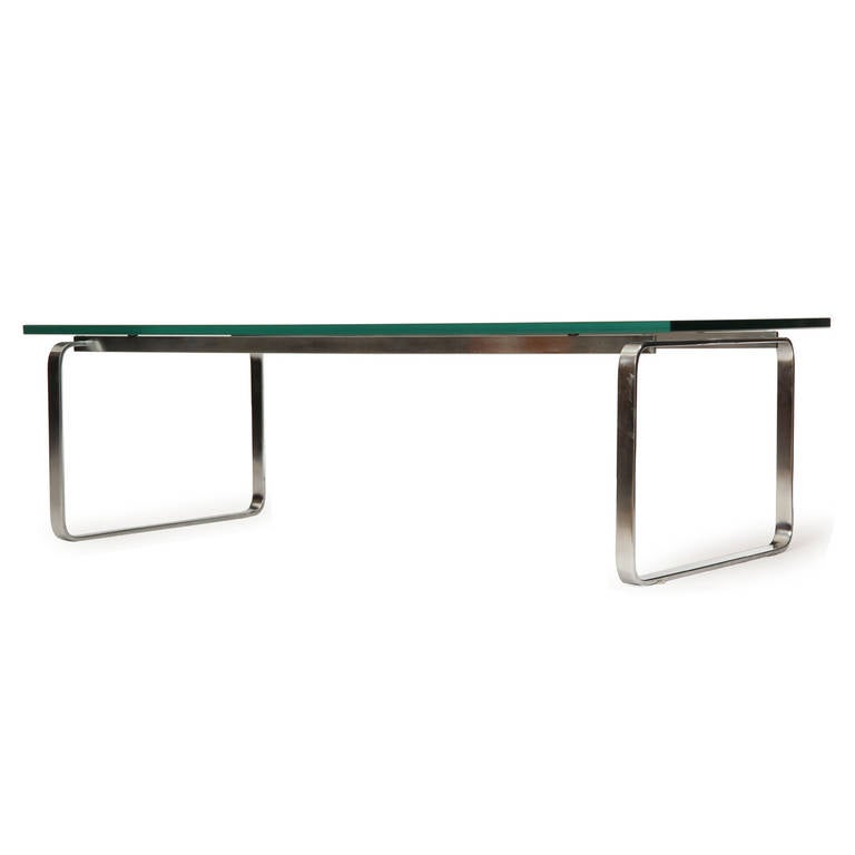 Niedriger Tisch mit kontinuierlichem Bein von Hans Wegner im Zustand „Hervorragend“ im Angebot in Sagaponack, NY
