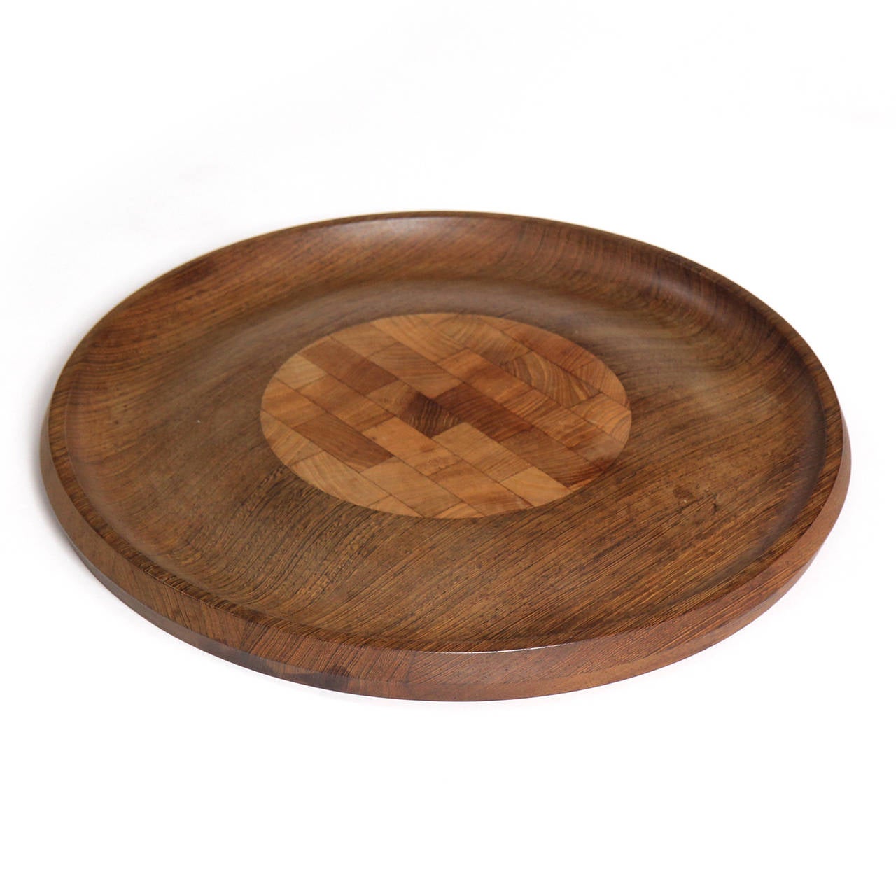 A beautifully crafted Scandinavian Modern round cheese board in rich striated wenge wood with a raised end-grain teak cutting surface and cracker moat. Made by Skjøde Skjernin Denmark circa 1960s.