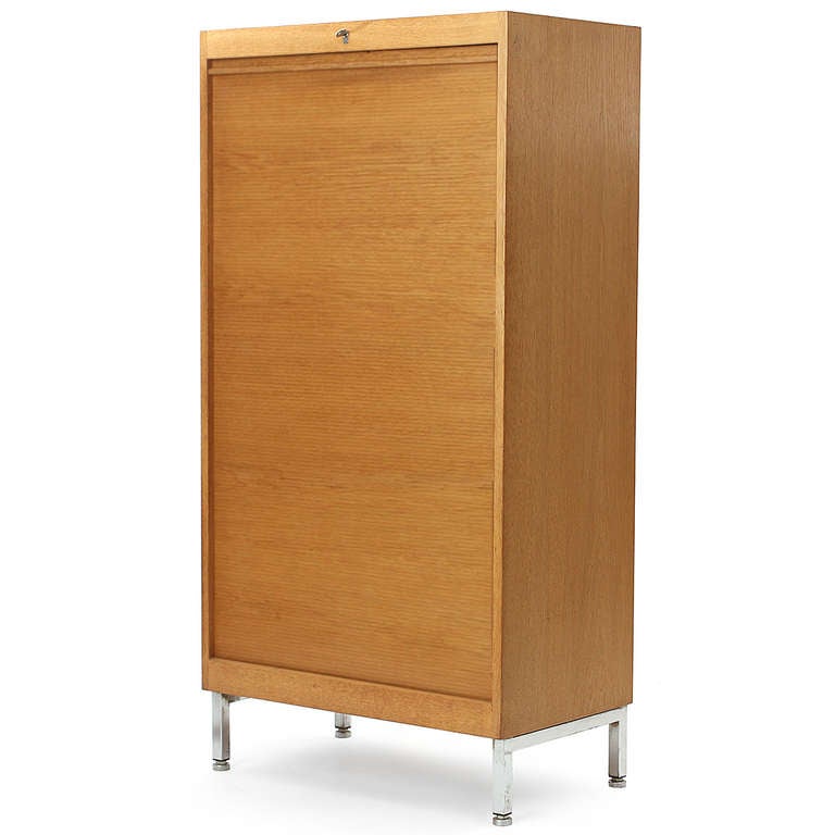 Armario con puerta de persiana de Hans J. Wegner para Johannes Hansen Moderno de mediados de siglo en venta