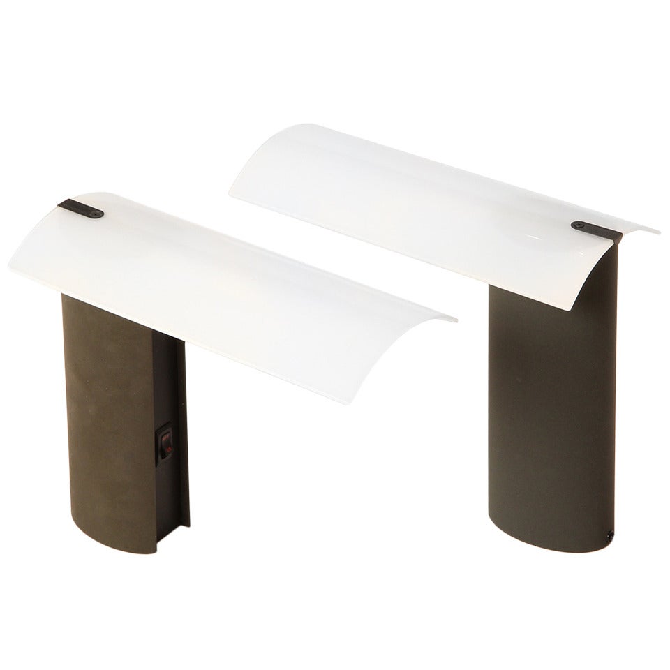 Eine von Piotr Sierakowski entworfene minimalistische Tischleuchte mit mattschwarzem Metallkörper und auskragender Milchglashaube. Hergestellt von Koch & Lowy, ca. 1980er Jahre.