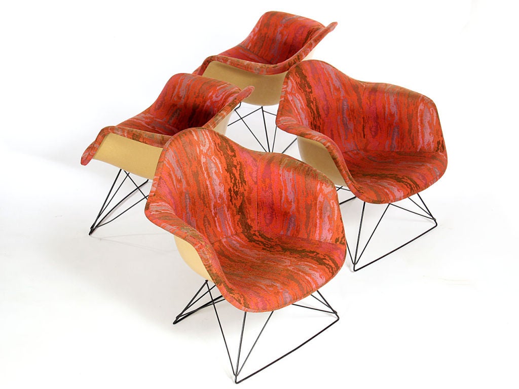 Un ensemble rare de 4 chaises longues originales en fibre de verre rembourrées par LAR sur une base en fil de fer. Tissu original de Boris Kroll.