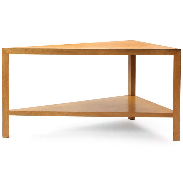 Ein geometrisch reiner und fein ausgearbeiteter zweistöckiger Tisch aus gebleichtem Nussbaumholz in dreieckiger Form mit markanten, abgeschrägten Kanten im 45-Grad-Winkel.