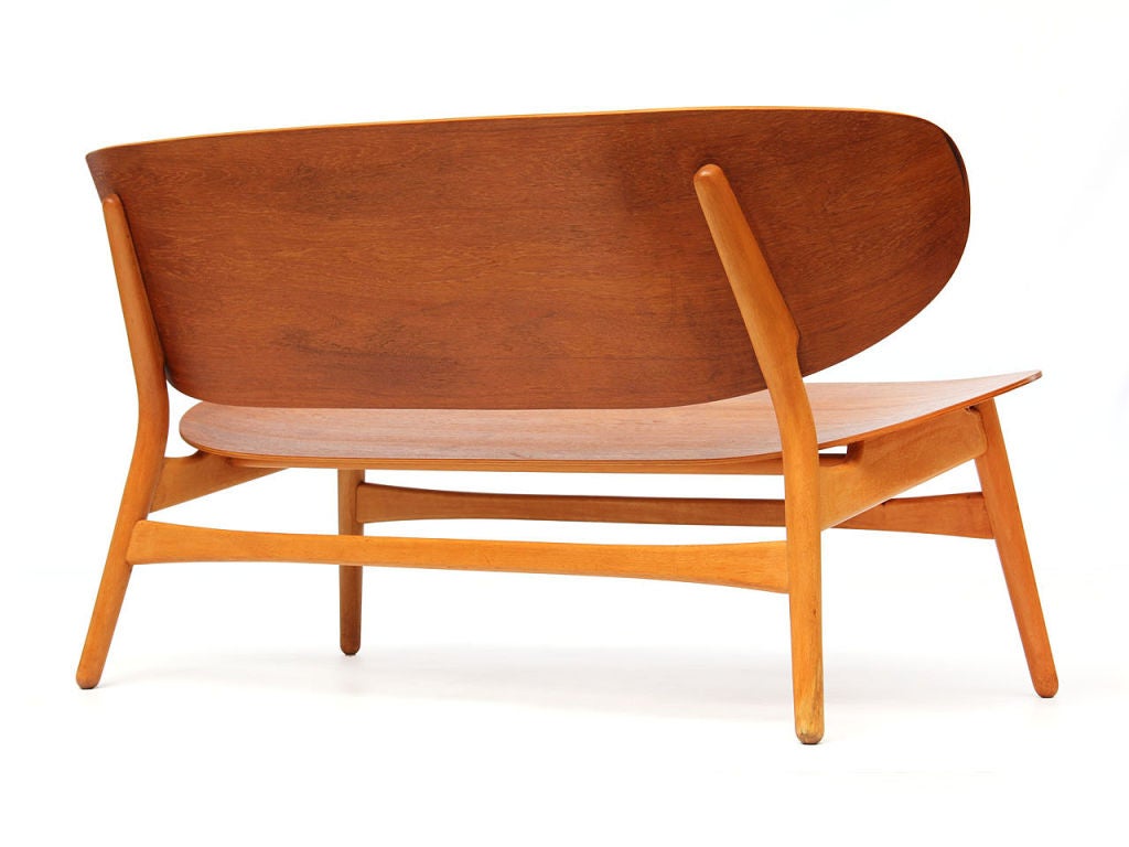 the Shell Settee by Hans Wegner In Excellent Condition In Sagaponack, NY