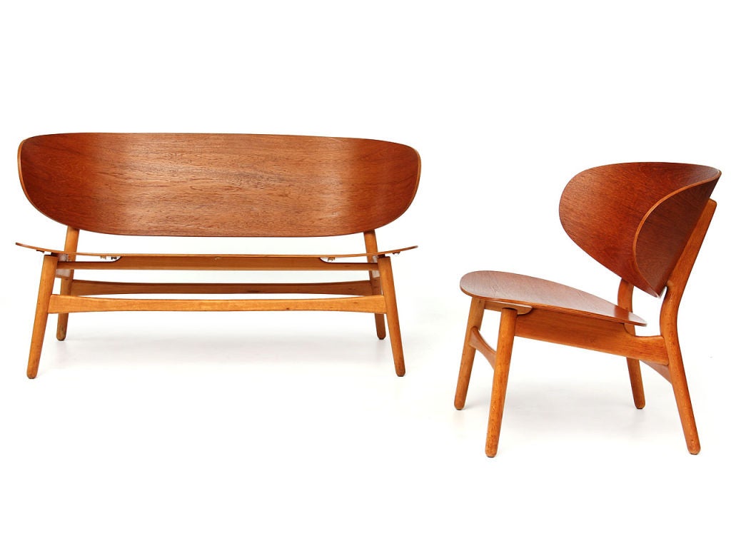 the Shell Settee by Hans Wegner 3