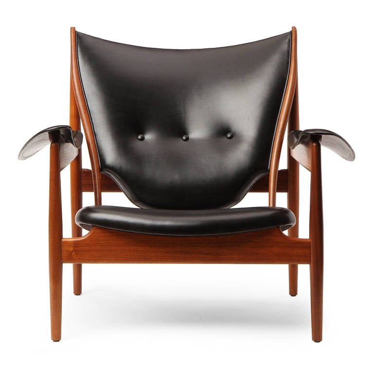 A superb and iconic Chieftain sculpted teak leather-upholstered lounge chair having a generous body and ample arms, paired with a seldom available ottoman.