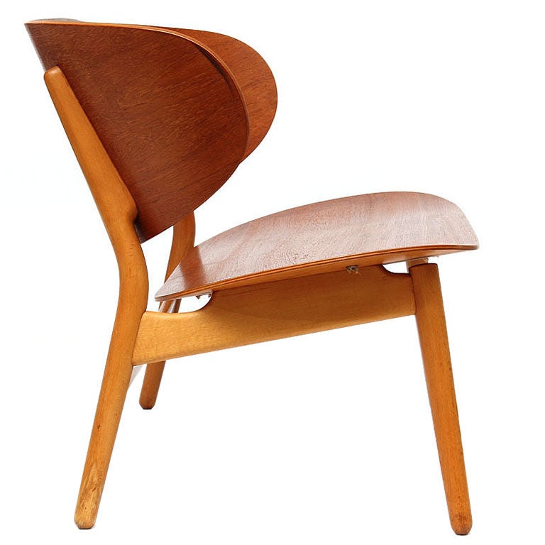 the Shell Settee by Hans Wegner