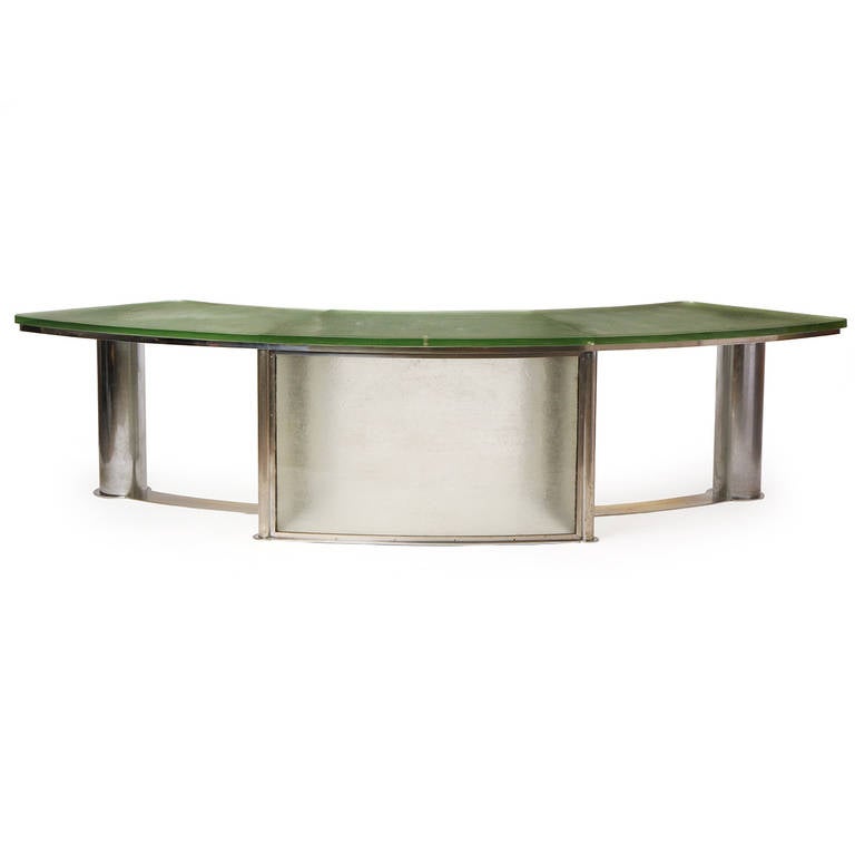 Ein hervorragender und bedeutender Schreibtisch in halbrunder Form mit einem freiliegenden und massiven architektonischen Gestell aus verchromter Bronze, das schwebende, dicke Platten aus lichtdurchlässigem und strukturiertem St. Gobain-Gussglas