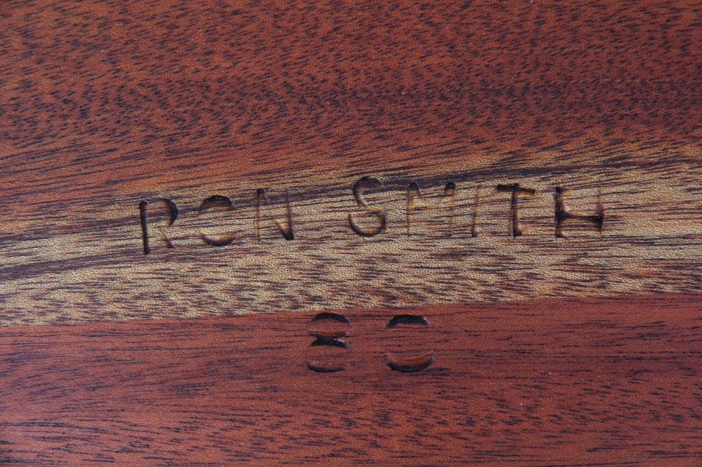 Mahagoni-Tisch mit gespreizten Beinen von Ron Smith (Ende des 20. Jahrhunderts) im Angebot