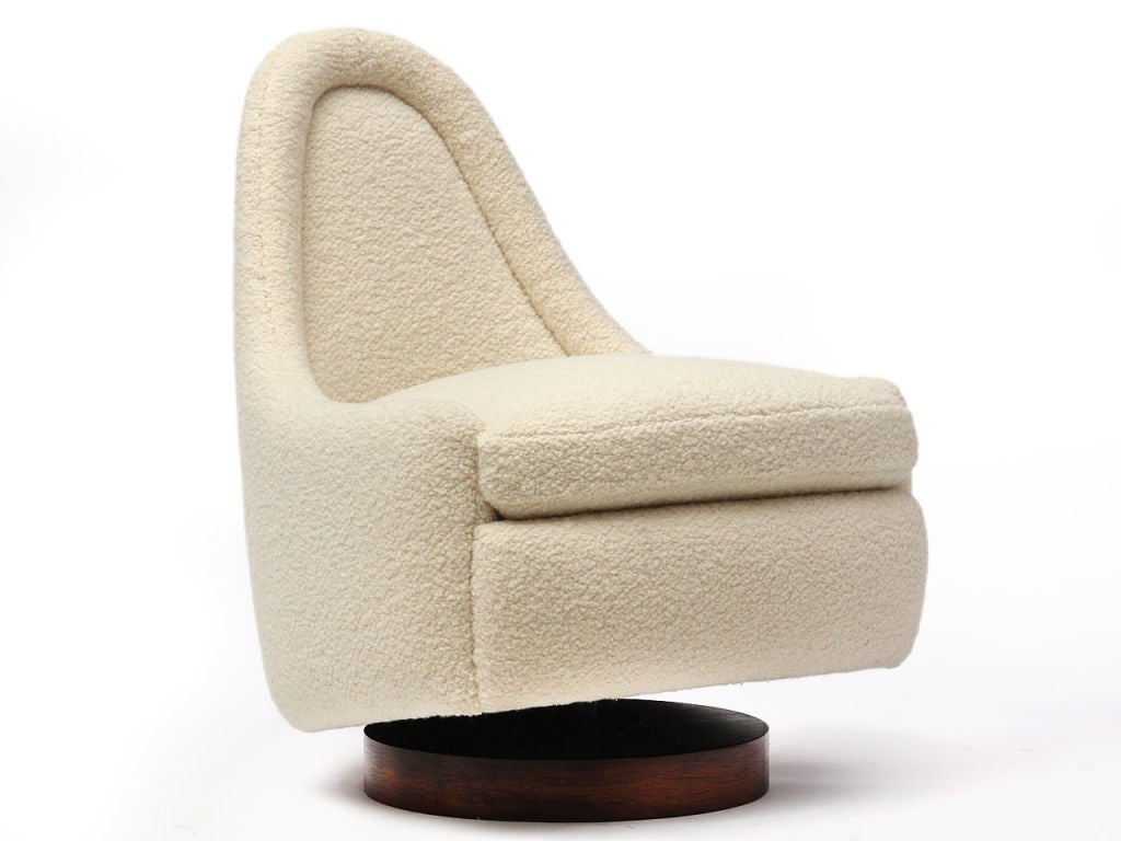 Petite Slipper Chair by Milo Baughman In Excellent Condition In Sagaponack, NY