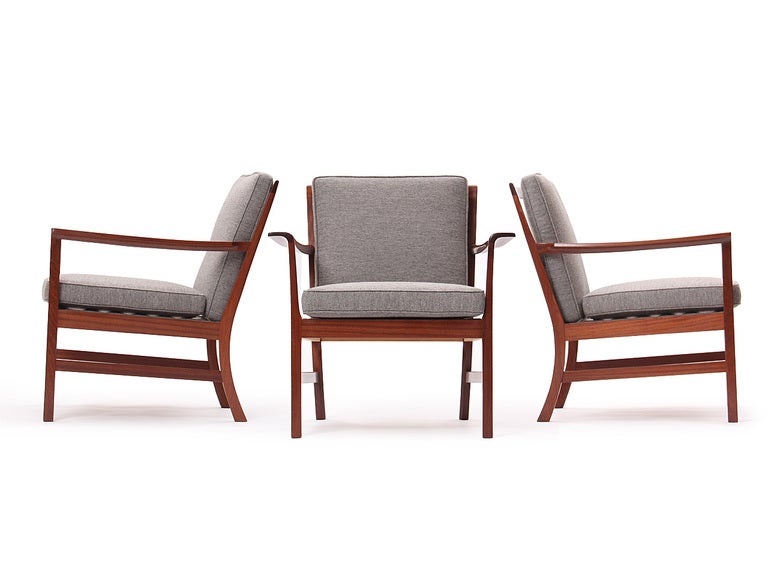 Ein großzügig bemessener Scandinavian Modern Lounge Chair, entworfen von Ole Wanscher für A.J. Iversen. Dieser Stuhl zeichnet sich durch ein architektonisches Gestell aus kubanischem Mahagoni mit geformten und diskret geschwungenen Armlehnen aus.