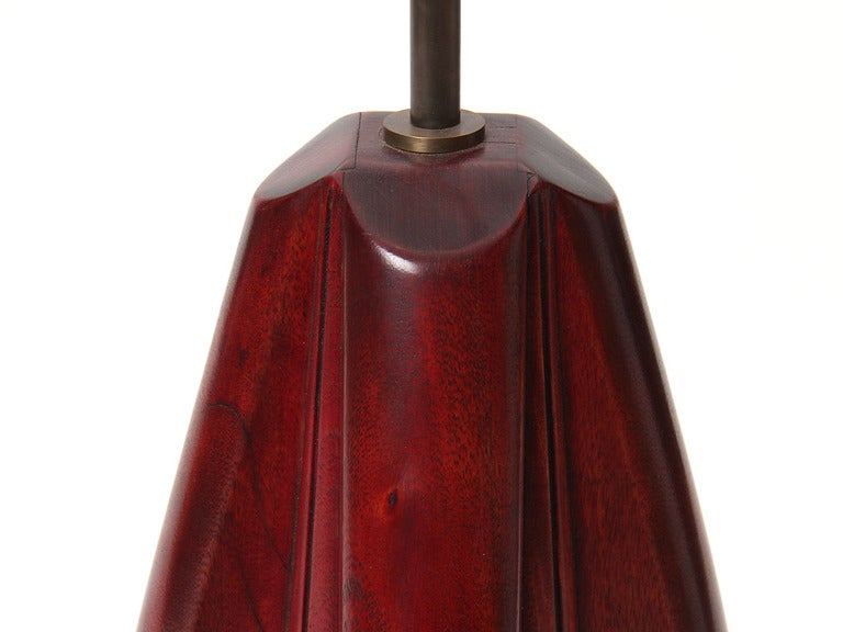 Geschnitzte Holz-Tischlampe von Gilbert Watrous für Heifetz (amerikanisch) im Angebot