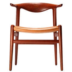the Cowhorn Chair by Hans Wegner