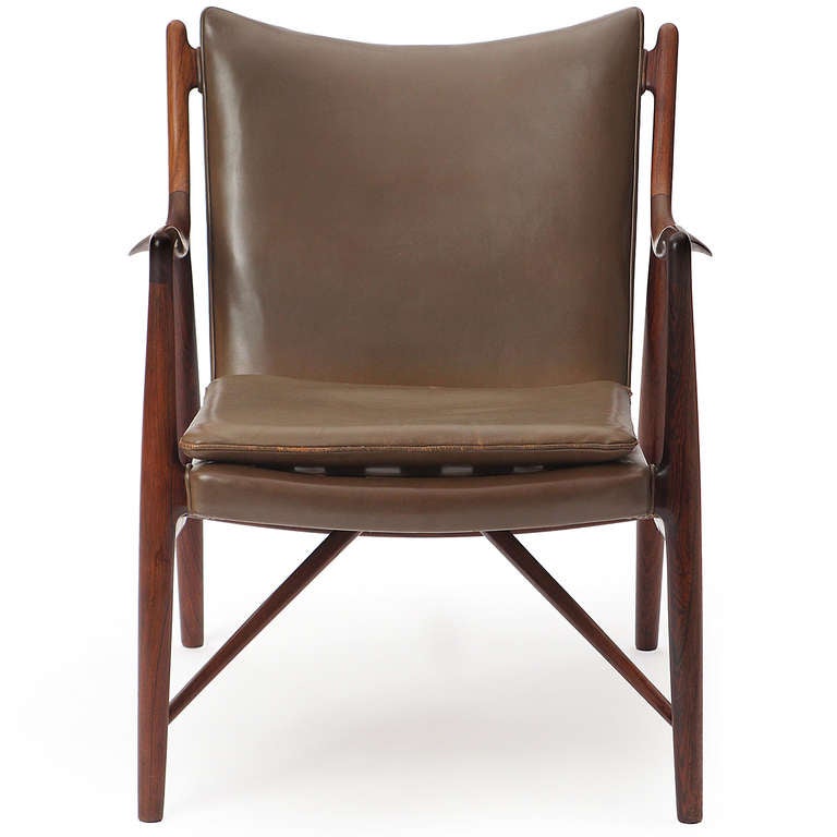 Un superbe exemple de la chaise longue 45 de Finn Juhl, magistralement sculptée et lyrique, en bois de rose brésilien, chaud et magnifiquement figuré. Cette chaise rare et faite à la main conserve son revêtement d'origine en cuir gris cousu à la