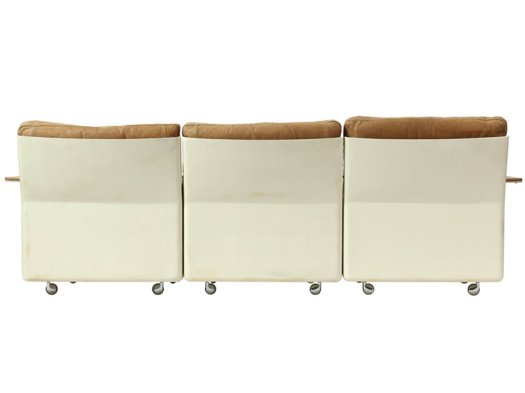 Modell 620 Dreisitziges Sofa aus Glasfaser und Leder von Dieter Rams (Deutsch)
