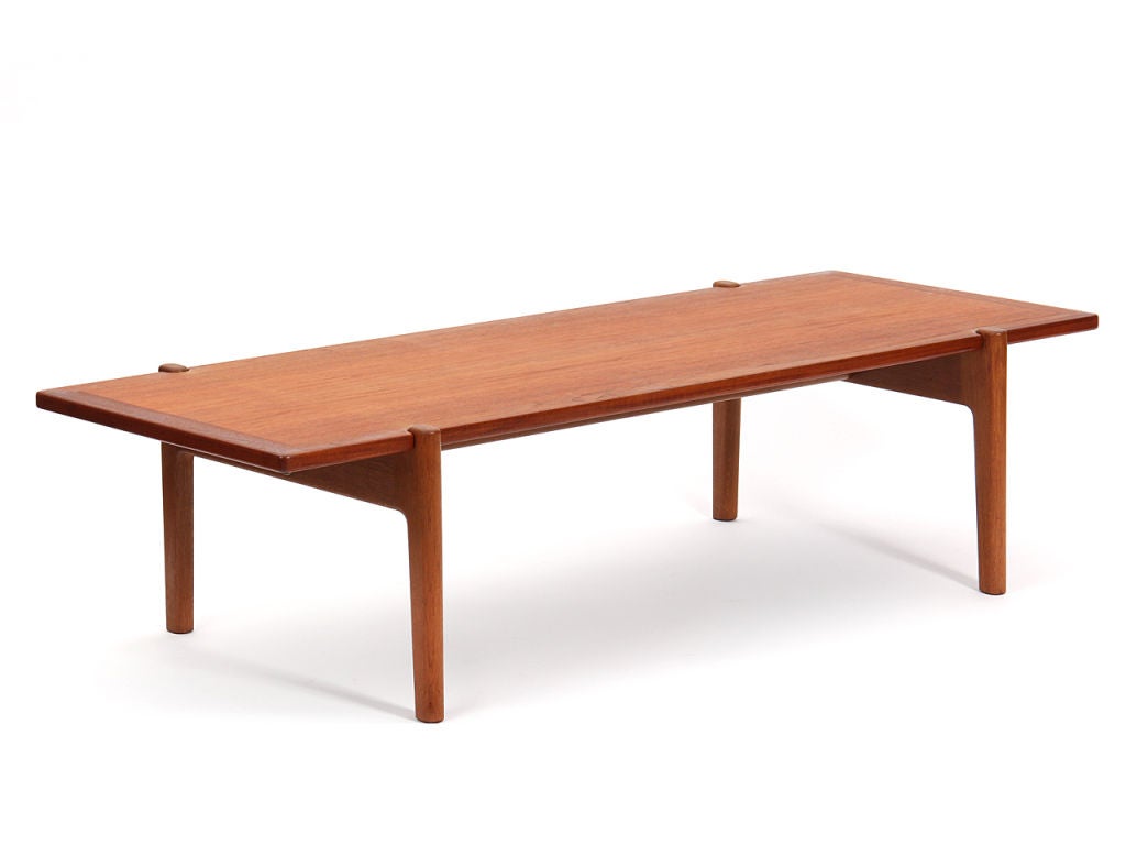 Niedriger Tisch mit Wendeplatte von Hans J. Wegner (Skandinavische Moderne) im Angebot
